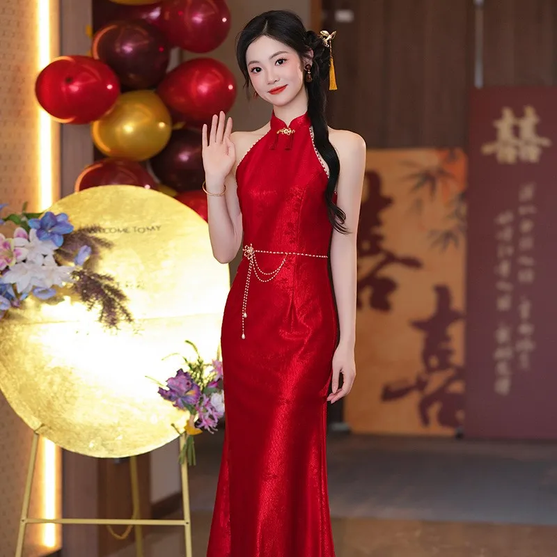 

A new sleeveless light Chinese-style red cheongsam toasting shawl dress