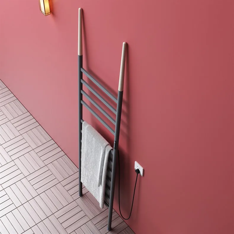 Traditioneller silberner Handtuchhalter mit goldener Heizung. Eleganter Badezimmer-Handtuchwärmer für den bequemen Gebrauch