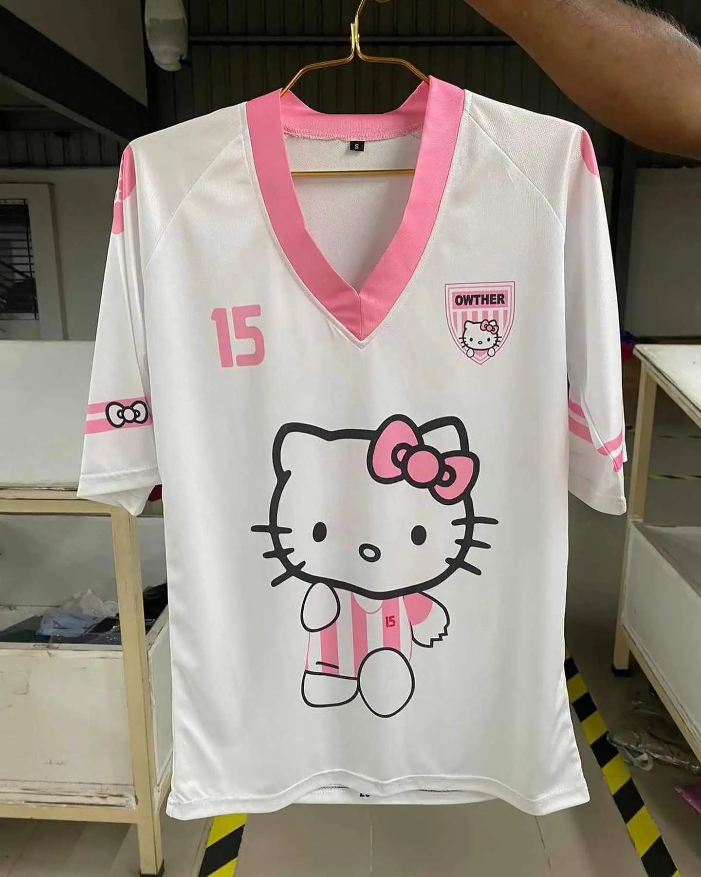 

Новая футболка MINISO Sanrio Hello Kitty, спортивная одежда с героями мультфильмов, детская и мужская, с v-образным вырезом, свободная, повседневная, легкая, дышащая, женская уличная одежда, топ