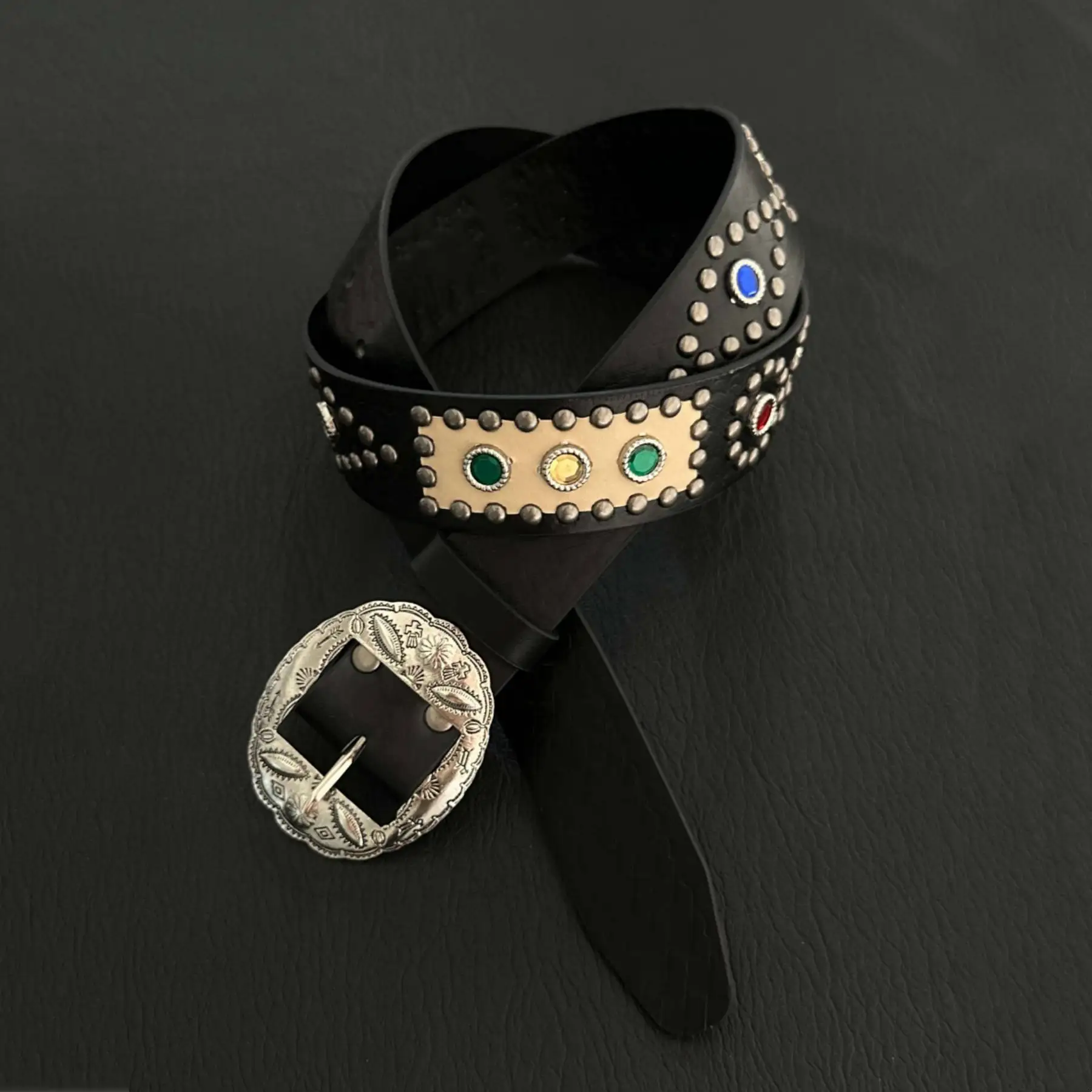 

Металлический ремень с выгравированными заклепками, стразами и цветными камнями, прочный кожаный ремень, аксессуар с выраженной текстурой, матовый, с эффектом звездного сияния.