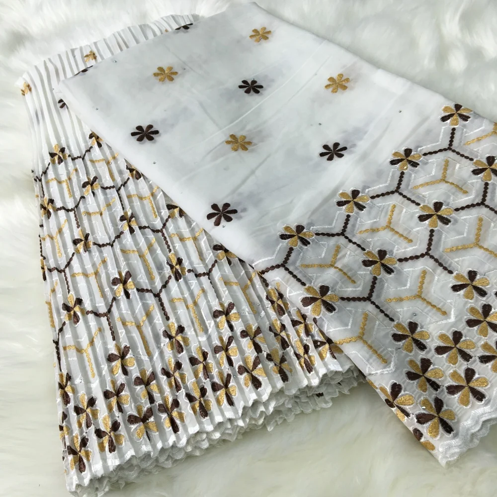 Afrikanischer weißer Schweizer Voile-Baumwollspitzenstoff – französisches besticktes Blumenmuster, plissiertes Material für Damenkleider/Schals