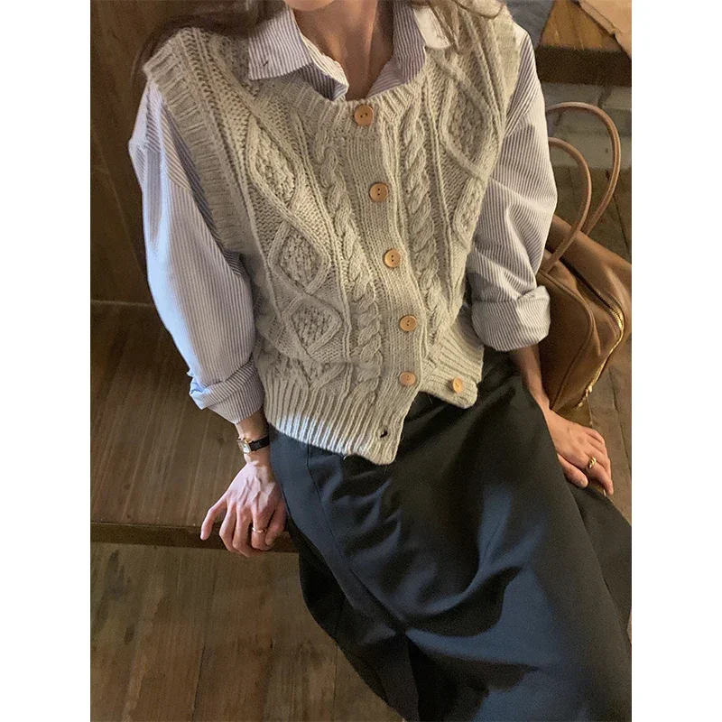 

2025 Ropa Mujer Sleeveless O-neck Casual Tanks Coat Fashion Tops Single Breasted Knitted Vest for Women Vintage Twist Waistcoat