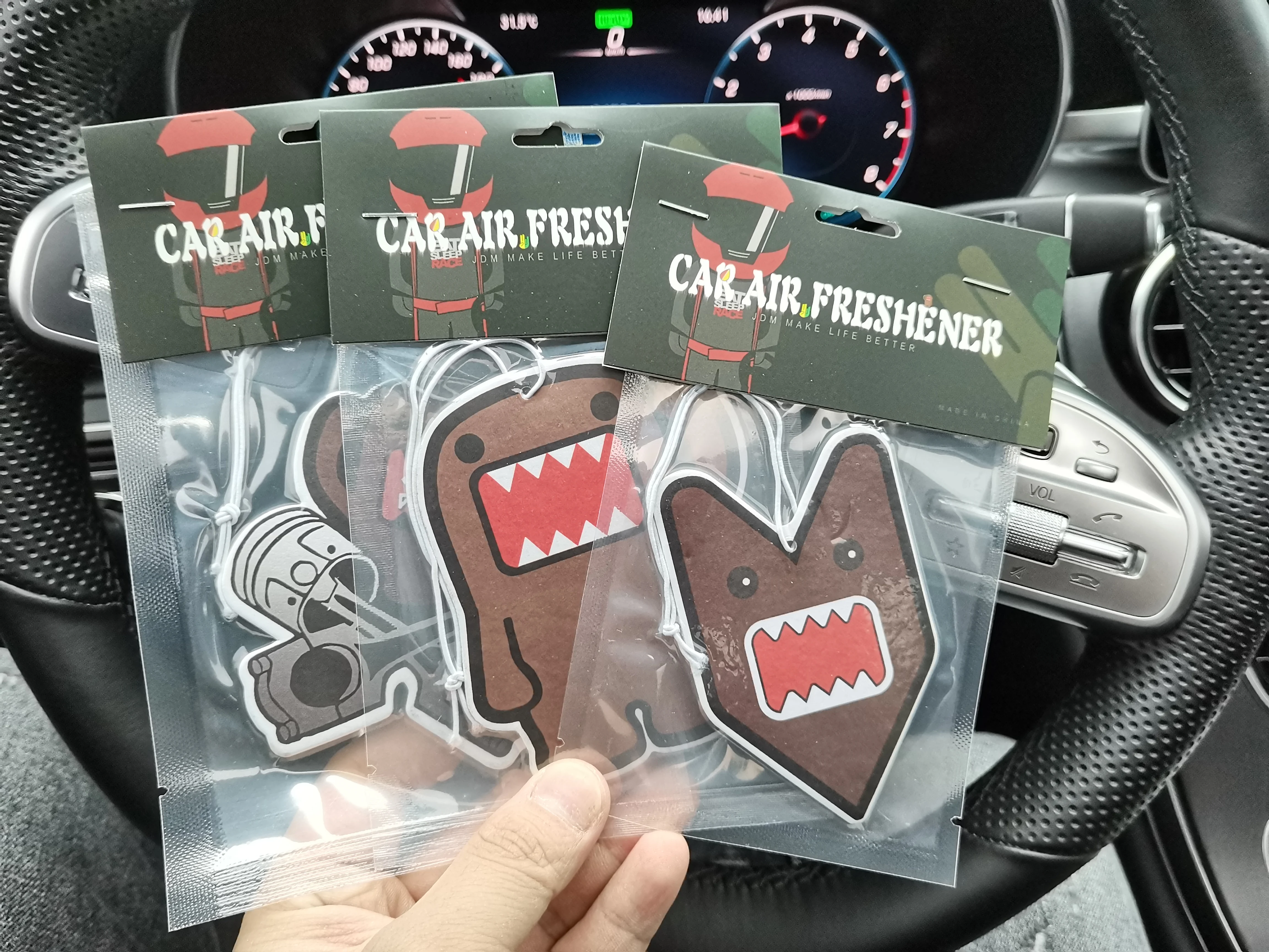 JDM-عطر معطر هواء للسيارة ، ديكور فتاة إطار دومو كون مضحكة ، قلادة مرآة الرؤية الخلفية ، ورق صلب معلق ، هدية للزوج