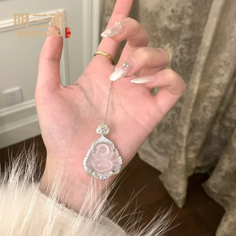 

Кулон из белого халцедона, натуральный агат, желтый бриллиант, маленький Будда, ожерелье, похожее на нефрит, с медным серебряным покрытием, инкрустированное C-образными элементами
