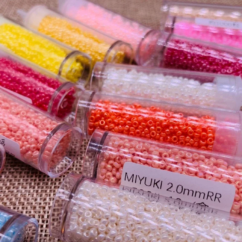 11/0 miyuki gyöngyök 2mm Magas légnyomású levegő Csillogtat Nehézfejű Futam Szóközbillentyű üvegek gyöngyök 1100pcs 28 színek számára DIY Nők garments Összevarrás kiegészítők