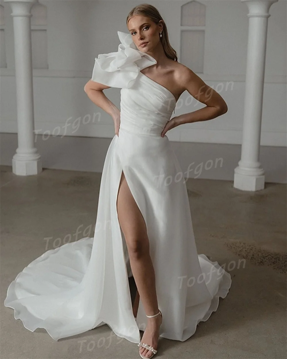 Toofgon فساتين زفاف فاخرة من الأورجانزا على شكل حرف A مخصصة بكتف واحد فستان زفاف للتصوير الفوتوغرافي بفتحة جانبية عالية من الخلف فستان زفاف