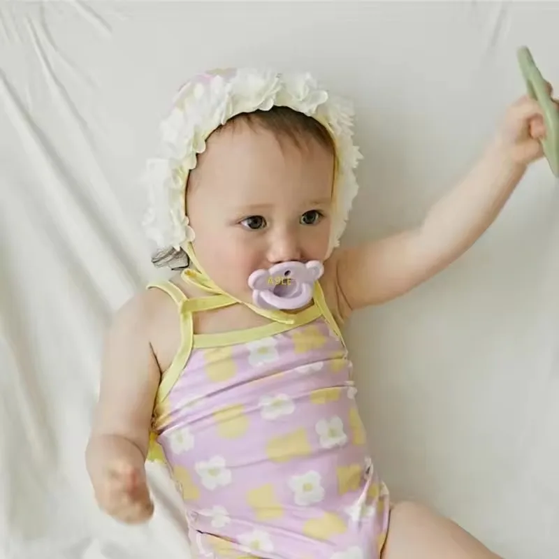 Bambino con ciuccio