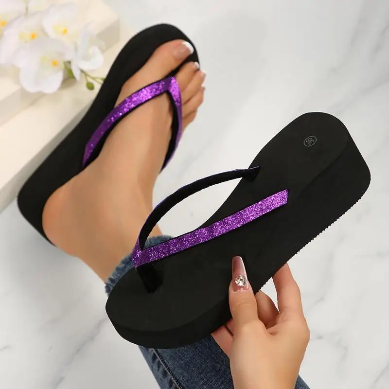 Bequeme Plateau-Keilabsatz-Flip-Flops für Damen – Sommer 2026 – Weiche, dicksohlige Strandpantoletten – Damen-Sandalen mit Absatzhöhe – Detail 25