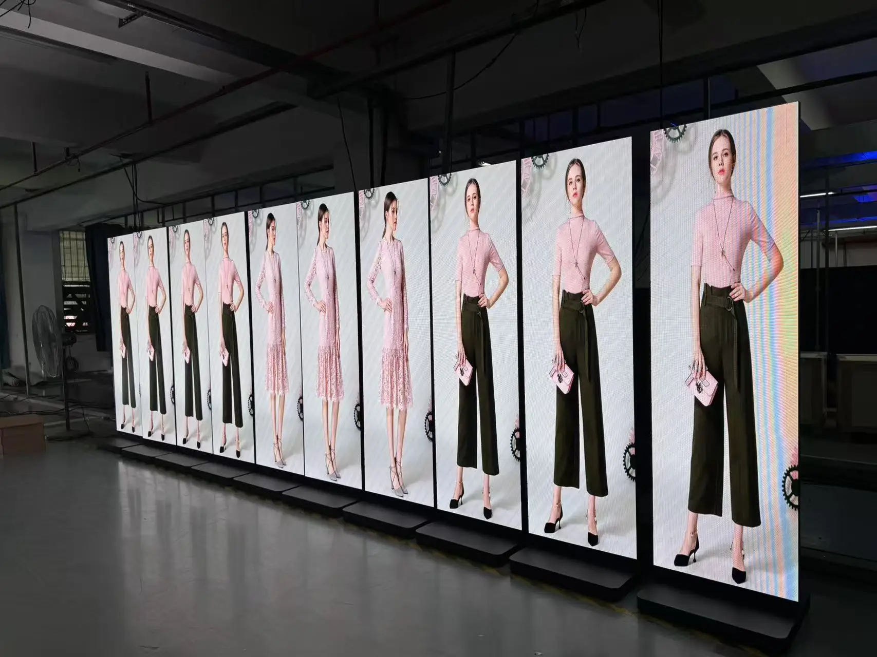 تخصيص حار بيع المنقولة داخلي P2.5 LED ملصق عرض الشاشة طوي الإعلان الذكي لمتاجر التسوق بالتجزئة