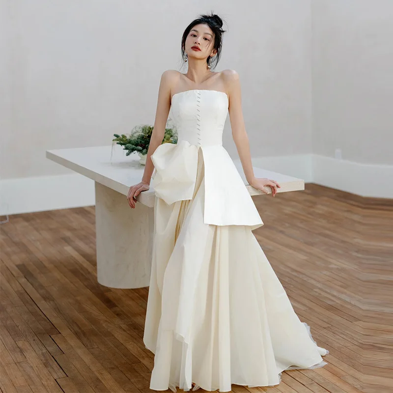 N118 White welcoming gown with simple and retro temperament