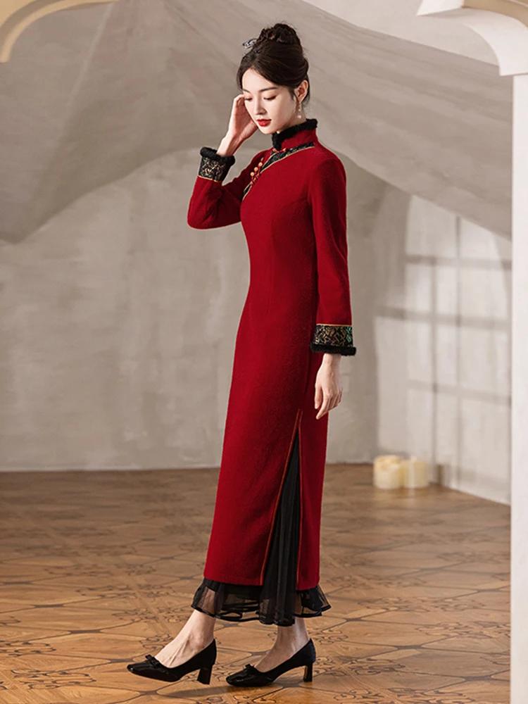 

Утепленное красное ципао для женщин: улучшенный крой для стройности, идеально для матери невесты. Зимняя новинка.