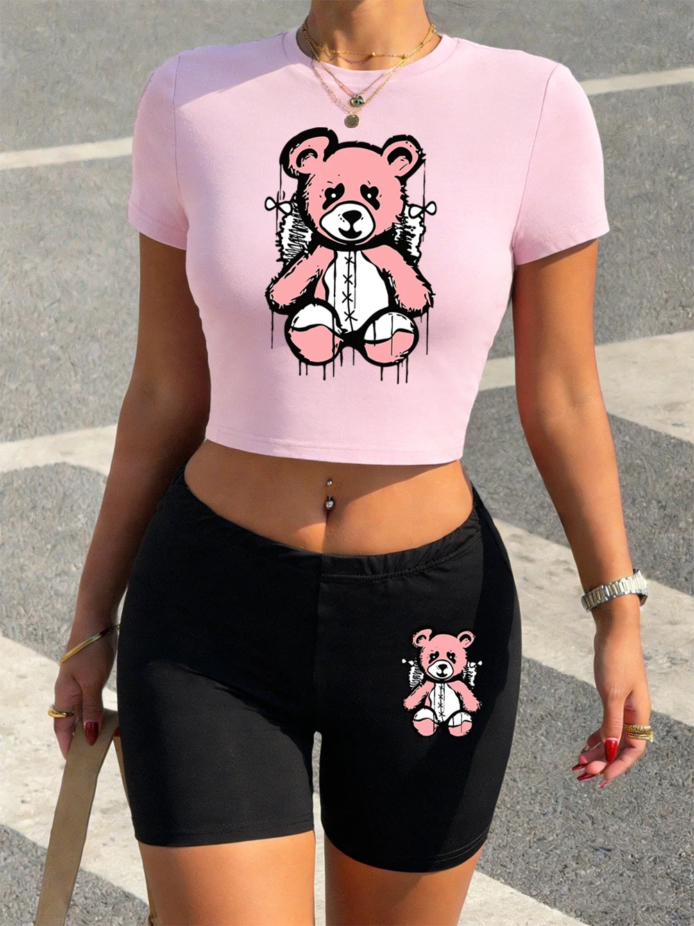 

Модный женский комплект из двух предметов: укороченный топ и шорты с принтом милого медведя, готовящегося к отдыху. Высокоэластичная, мягкая, облегающая футболка с круглым вырезом.