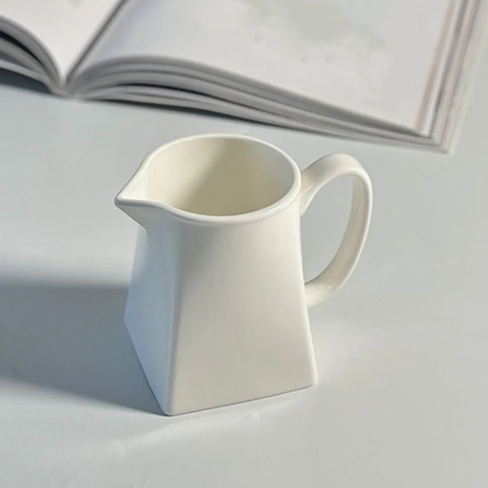 Mini pot à crème en céramique blanc pur 230 ml, design épuré et minimaliste avec bec verseur, idéal pour servir café, thé, lait, crème, avec fonction de rétention de chaleur.