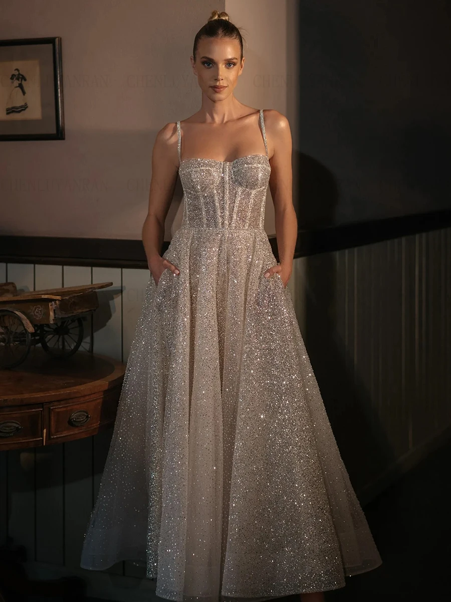 Dostosowana brokatowa suknia ślubna tiulowe paski spaghetti Sweetheart Sparkle suknie panny młodej zasznurować linia A Sweep Train Robe De Mariée