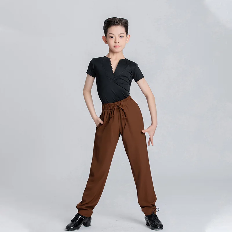 Dostosowany strój do tańca latynoamerykańskiego dla chłopców, zaawansowany, głęboki dekolt V, czarne krótkie rękawy, brązowe spodnie ze sznurkiem, zestaw do występów na egzaminach.
