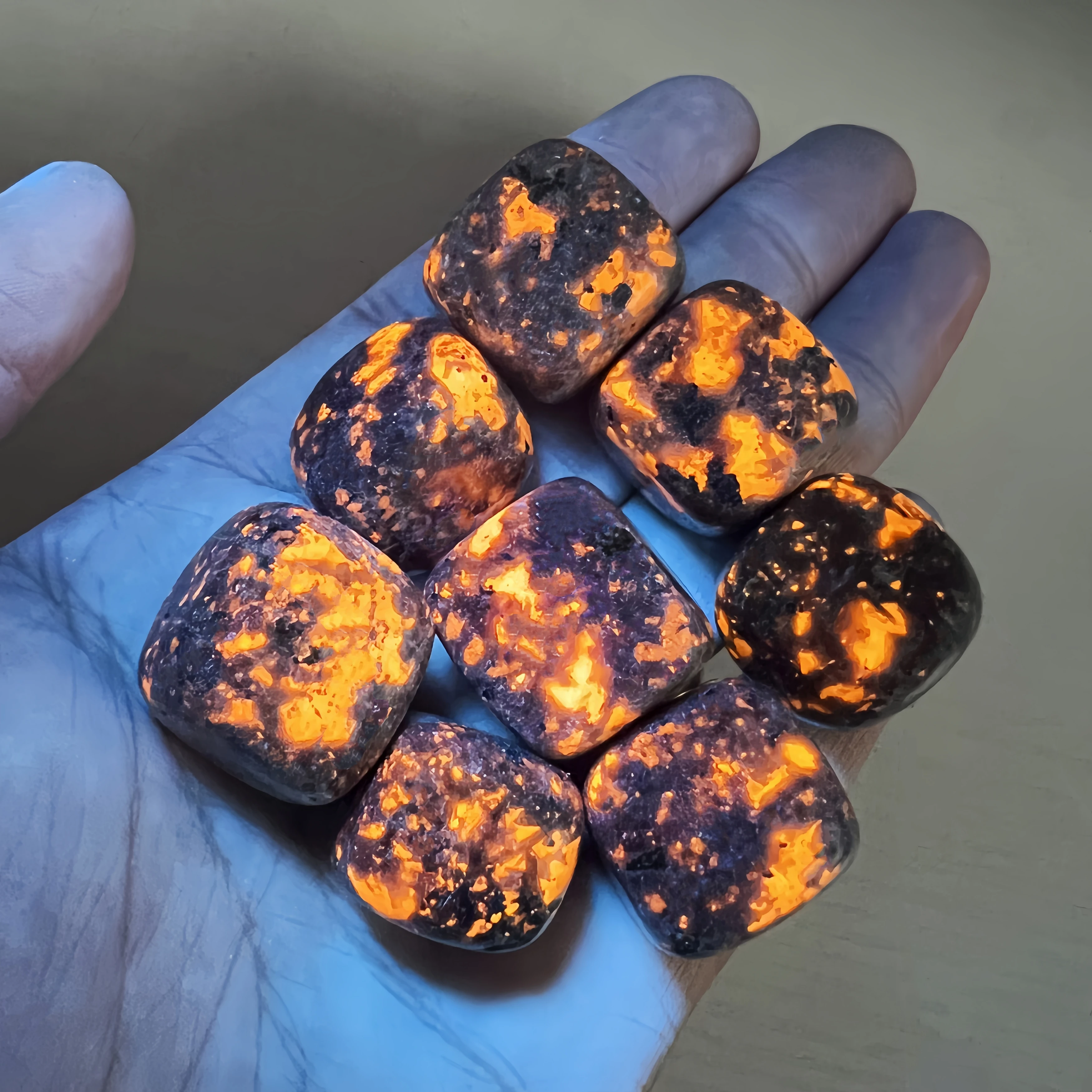 Natural Flame Stone Palm Crystal Yooperlite Fluorescent Fire Stone Reiki Healing Gift Mineral Diffuser Oils Home Decor Gift