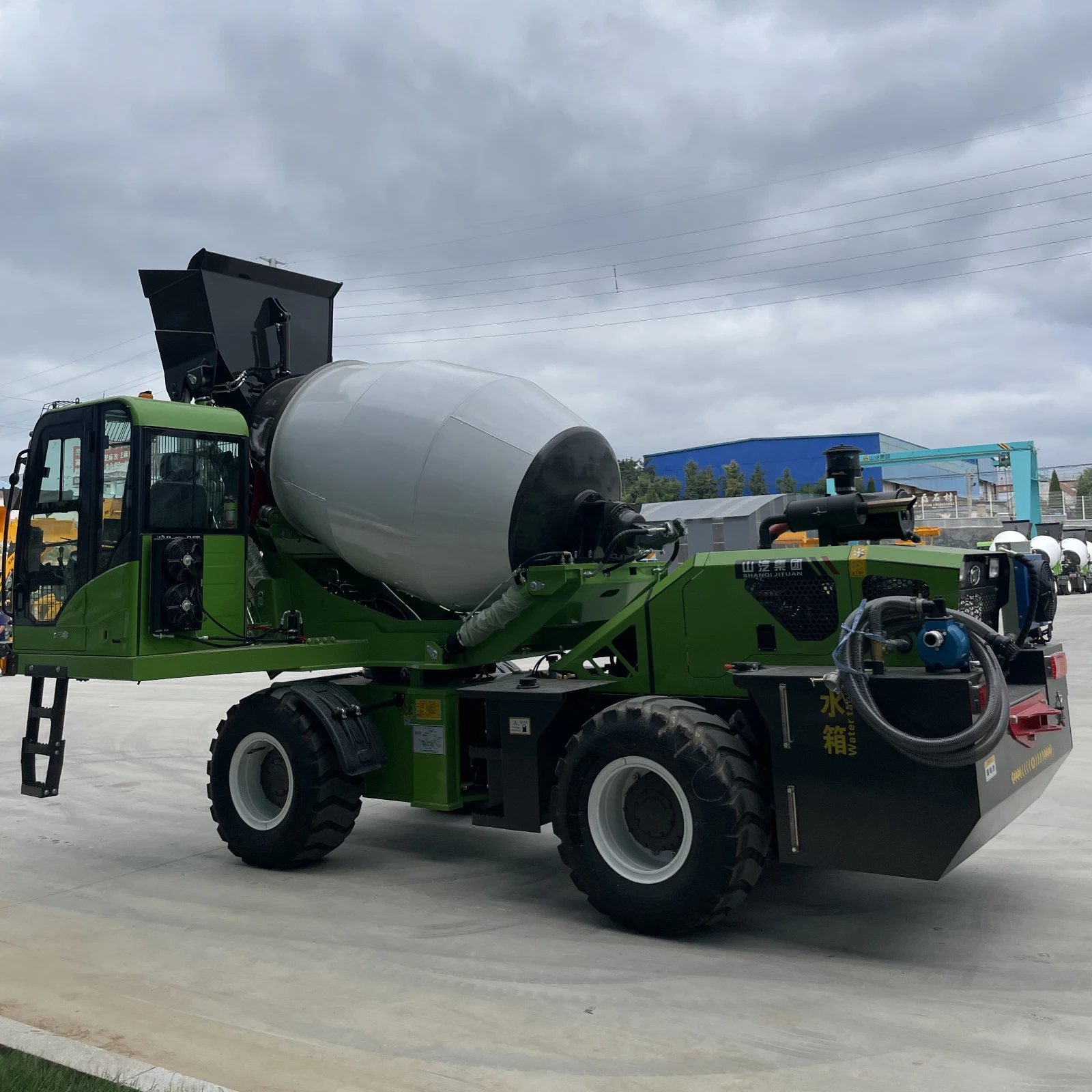 Self Loading Concrete Mixer With Pump Machine | 2.6m³ Batch Capacity, Efficient On-Site Mixing Cement Mixer