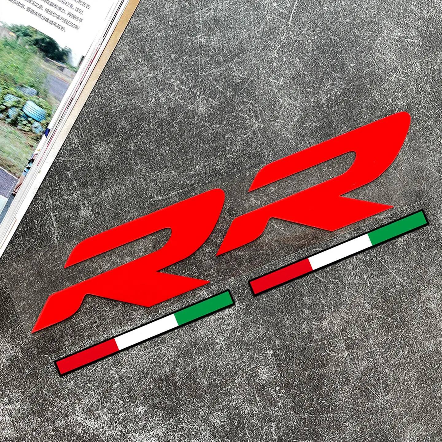 

Наклейка-деколь в итальянском стиле с буквой R для мотоциклов VOGE, CFMOTO, Yamaha R15, R25, R3, R6, R7, R1, для кузова, бака, шлема спортивных мотоциклов