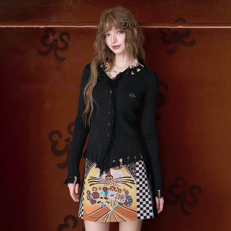 ELFSACK 2025 Winter New Arrivals Y2K Solid Slim Fit Heart Logo Fringe V Neck Knitwear For Women