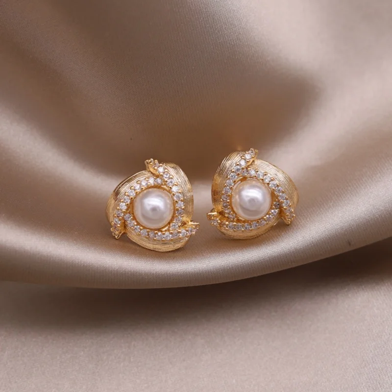 Korean new design fashion jewelry 14K gold plated simple triangle zircon pearl earrings elegant women's daily work accessories