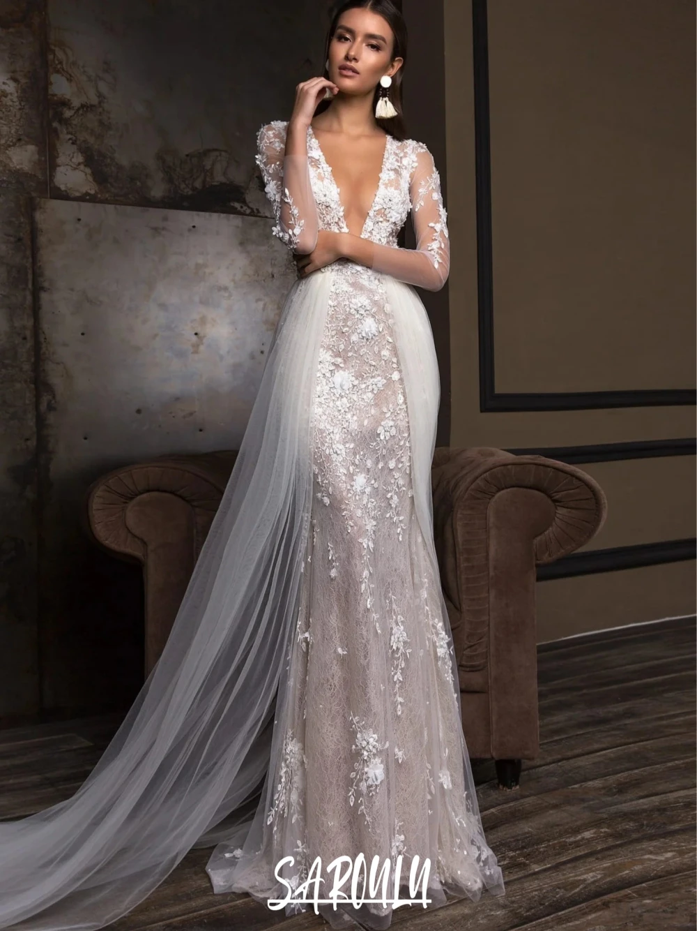 

Stunning Flowers Buttons Back Wedding Dress Sexy V Neck Customized Bridal Gown With Tulle Tail Dreamy Lace Women Bride Wear