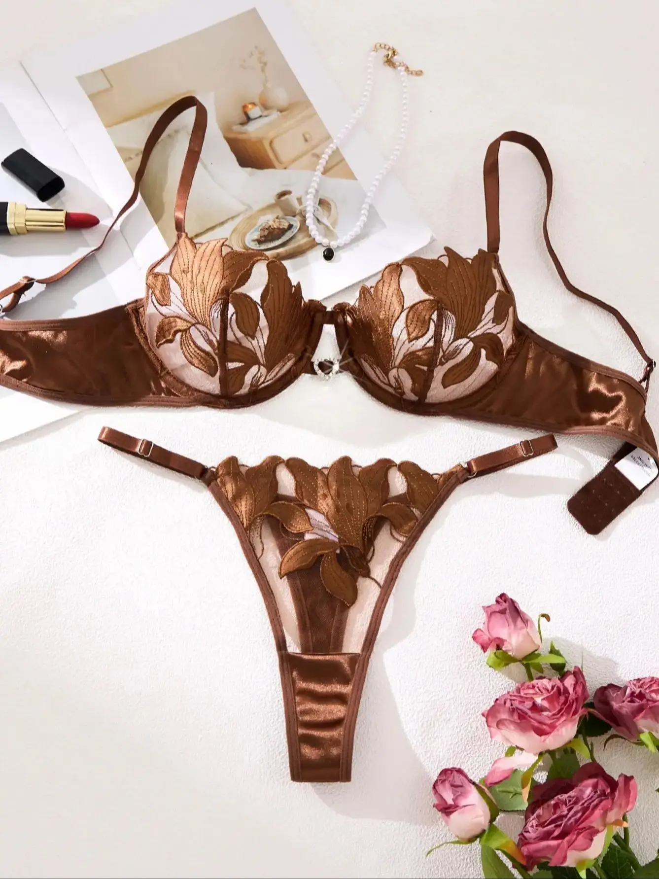 Koffiekleurige pyjamaset met geborduurde print - Een set met een bloemmotief geschikt voor dames, een sexy bh ZA824031 - afbeelding 2