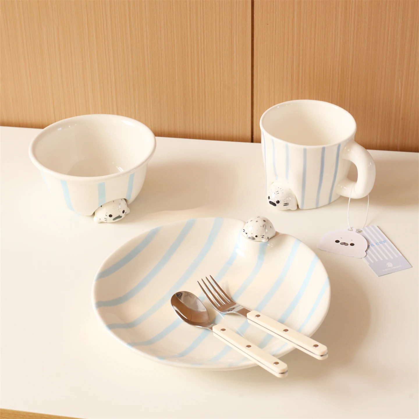 1pc 3D Cute Penguin Seal Striped Ceramic Dinner Plate, Simple Blue and White Striped Round Plate, Cute Tableware, Suitable for Home Decoration, Breakfast Sandwich Bread Plate, Light Food Salad Plate, Afternoon Tea Cake Dessert Plate, Gift Item
