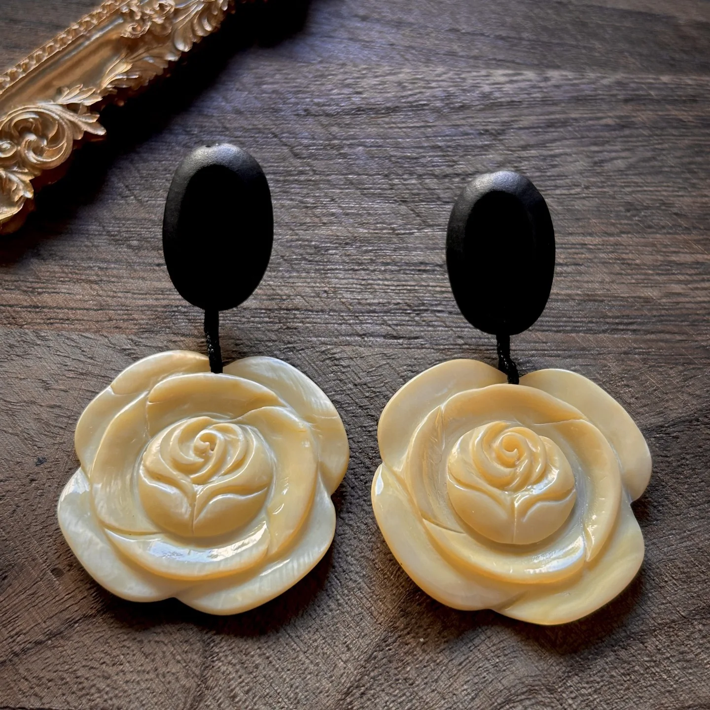 Monies wind natural shell carving yellow flower exaggerated big stud earrings, fried street retro 2025 new ears