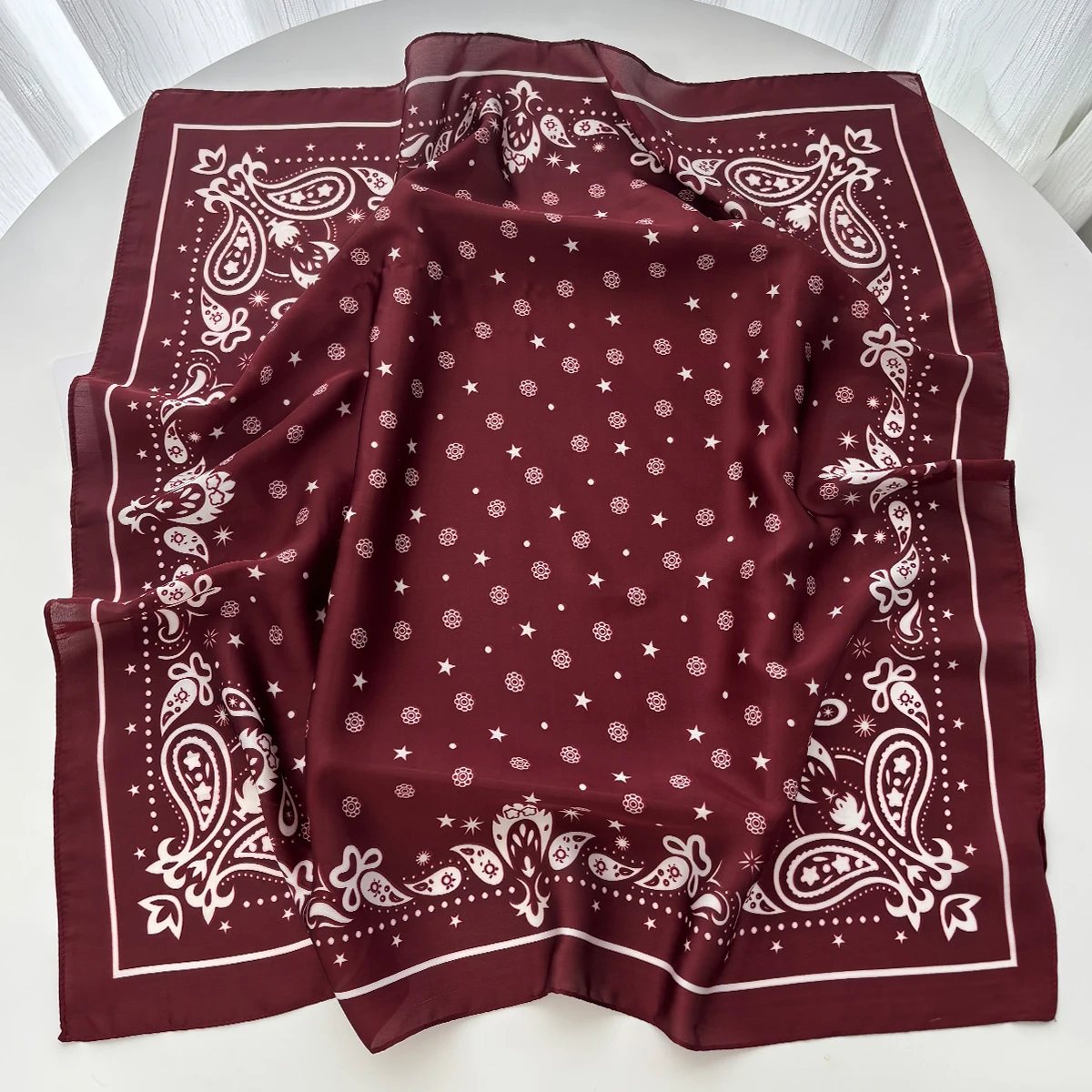 Luxuriöser, quadratischer Schal (70 x 70 cm) für Damen, im Retro-Stil, als Schal, Halstuch, Bandana oder Hijab, aus weichem, strapazierfähigem Stoff, ideal für den täglichen Gebrauch. – Detail 2