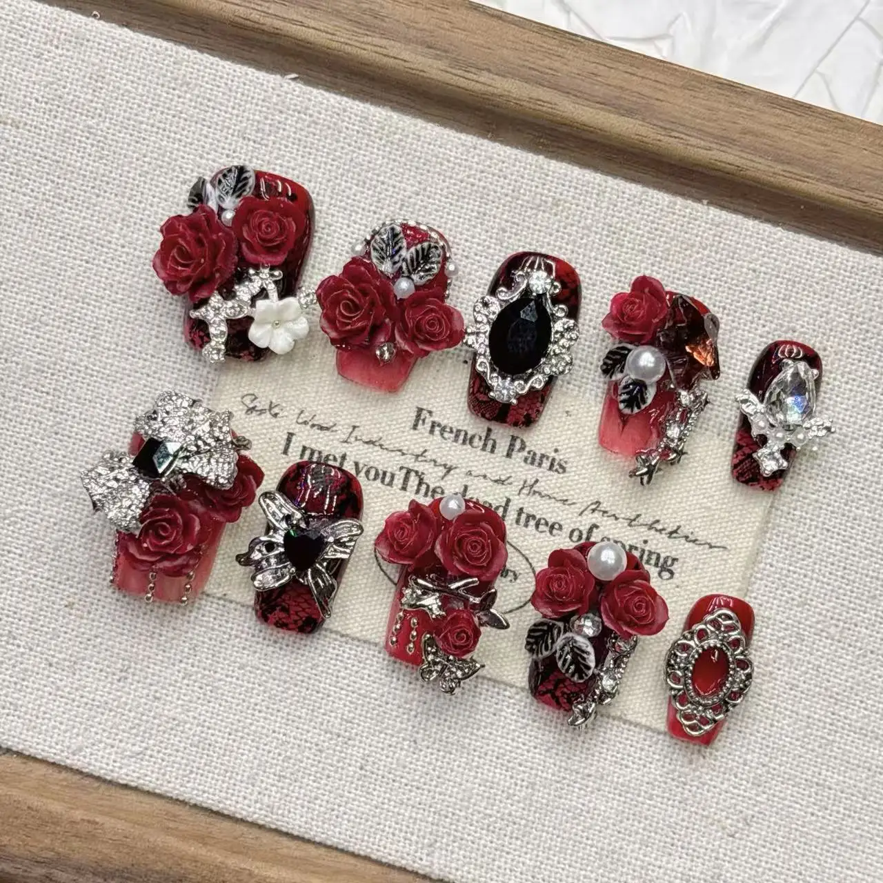 Gothic Rote Rose zum Aufdrücken der Nägel mit Strasssteinen, Metallornamente, Perlen, mehrere Größen, Rot, Schwarz, 3D-Rosen-Strass-Design – Detail 3