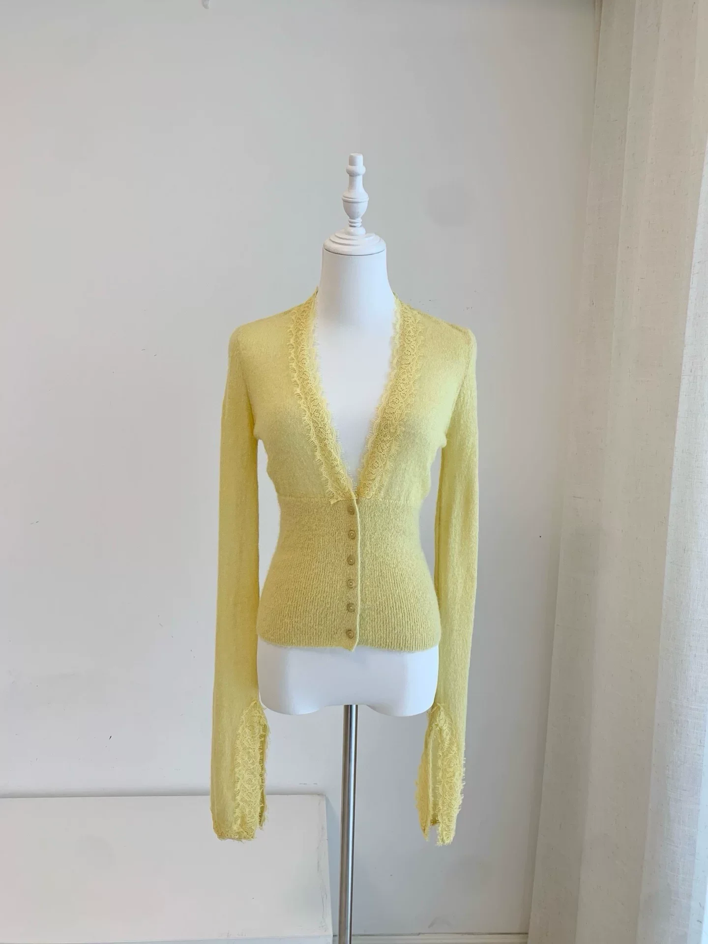 2026 Autumn Women's Yellow Knitted Cardigan Lace Patch Long Sleeve Single Breasted V-Neck Fashion Casual Sweater