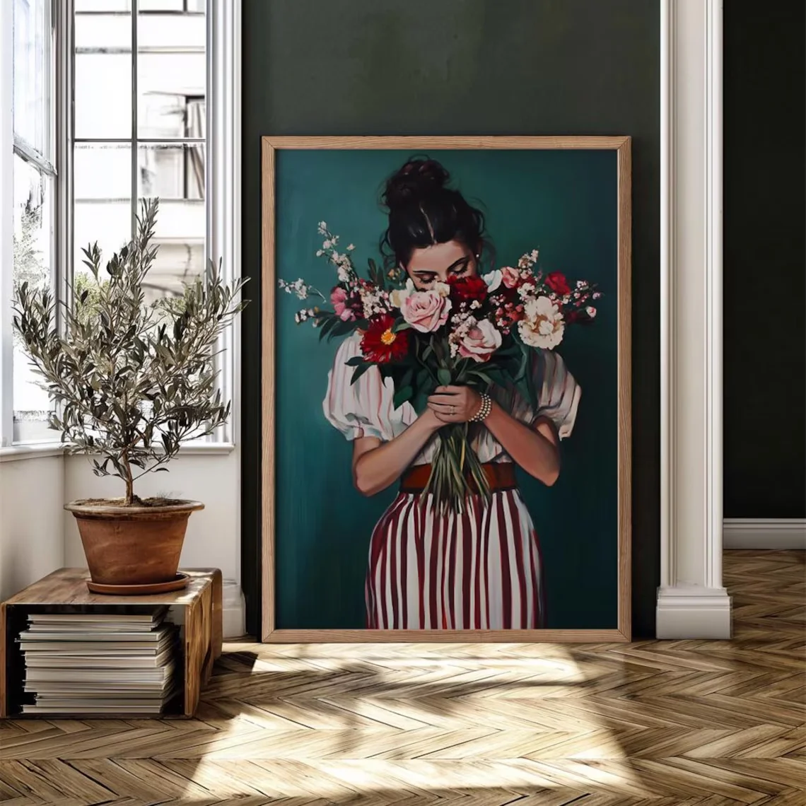 Bouquet Embrace Teal Wandbild-Dekoration – Realistisches Porträt einer Frau im roten Streifenkleid, die sich hinter einem üppigen Blumenstrauß versteckt