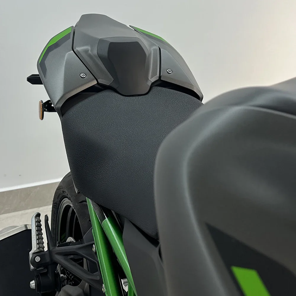 ฝาครอบเบาะหลังมอเตอร์ไซค์ Z900 สำหรับผู้โดยสารด้านหลัง  ครอบท้ายรถ  สำหรับ Kawasaki Z900 Z900 SE ปี 2025 2026 ขึ้นไป  อุปกรณ์เสริม
