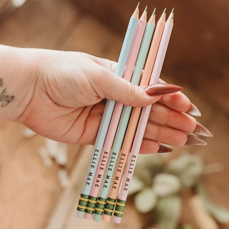 10 Stück personalisierte Stifte mit Namen, zufällige Farben, Lasergravur, Schulbedarf, für Jungen und Mädchen, Geschenk, zur Dekoration für den Schulanfang. – Detail 4