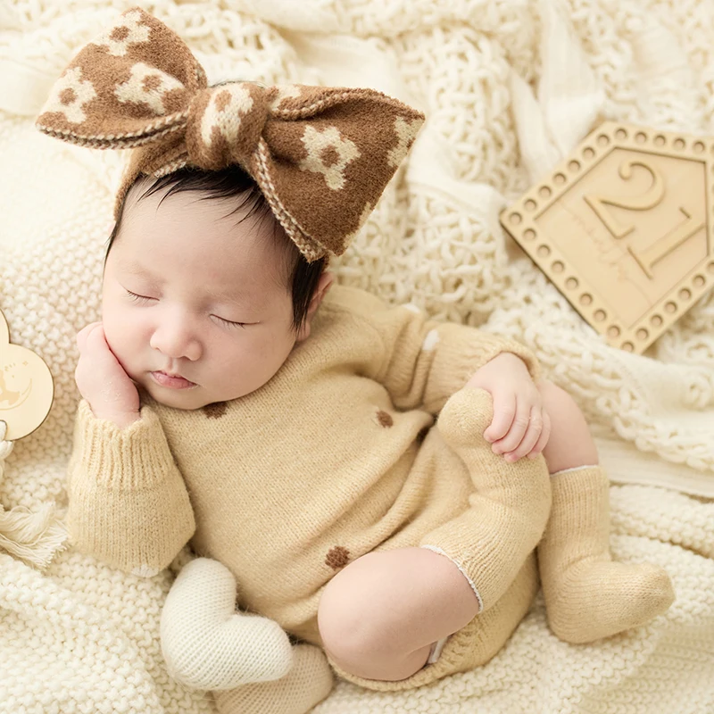 Roupas de sessão de fotos para bebês de 0 a 1 mês, faixa de cabeça com laço estampado, tapete de fundo para dormir, sinal de madeira, adereços para fotografia de recém-nascidos