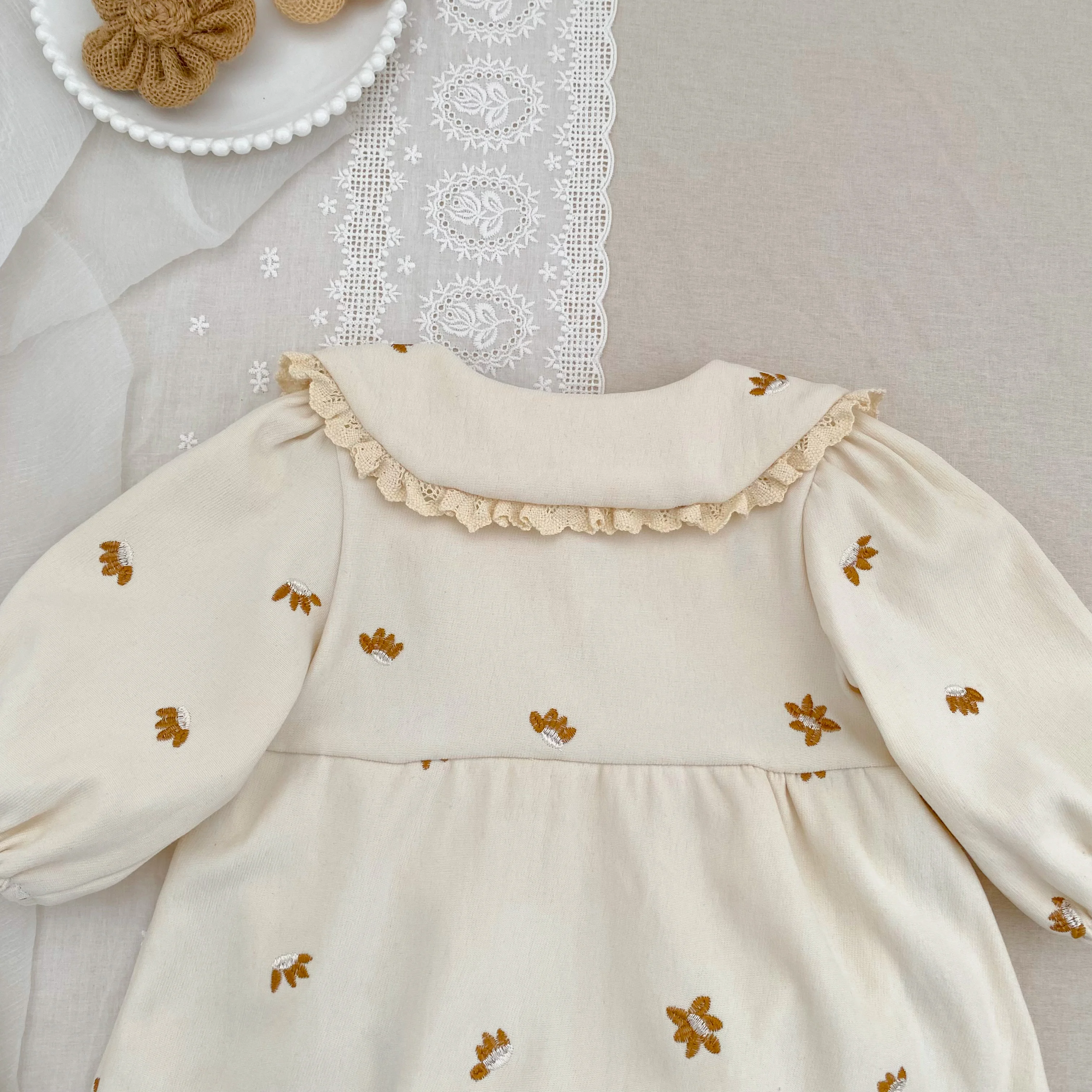 Baby-Mädchen-Stramplerkleid, langärmelig, mit Spitze, Peter-Pan-Kragen, Blumenstickerei, Baby-Overall, Frühling/Herbst, Kleidung für Kleinkinder, 0–24 Monate. – Detail 8
