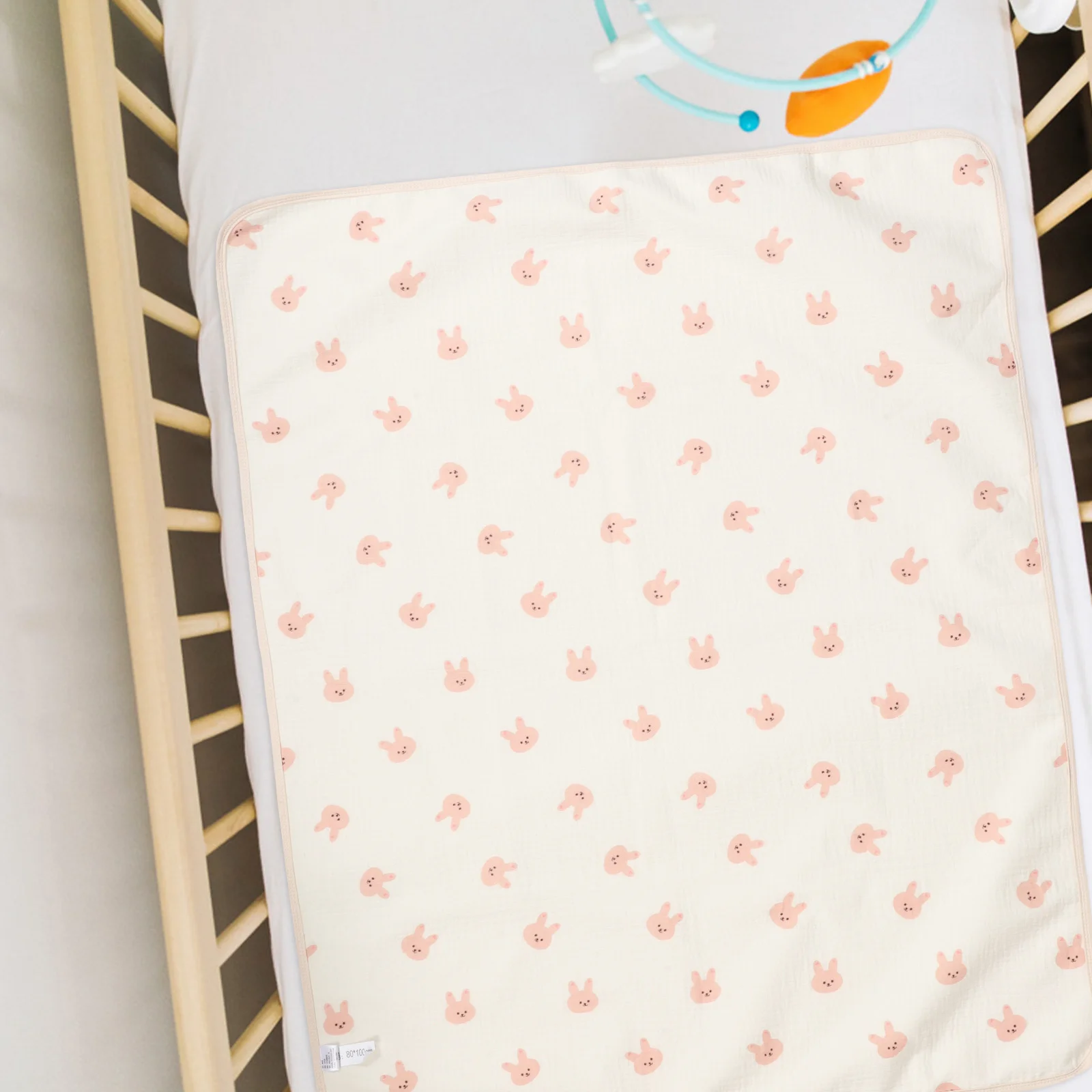 حصيرة تغيير حفاضات الأطفال المقاومة للماء وقابلة للغسل من القماش المجعد وسادة حفاضات محمولة لحماية ترطيب سرير السفر