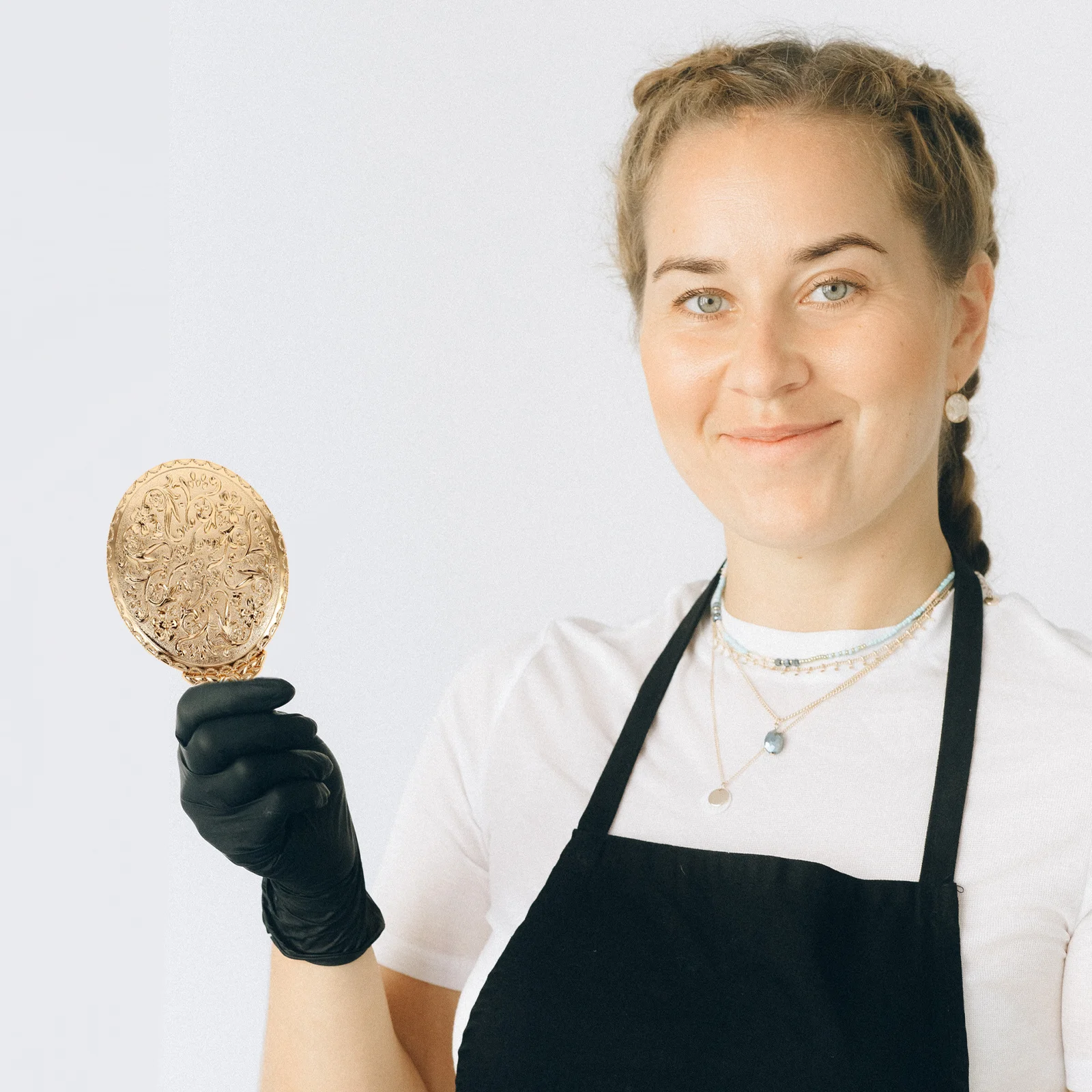 

1Pcs Vintage Hand Mirror Rose Gold Portable Makeup Mirror with Carved Pattern High Definition Reflective Surface for Outdoor Use