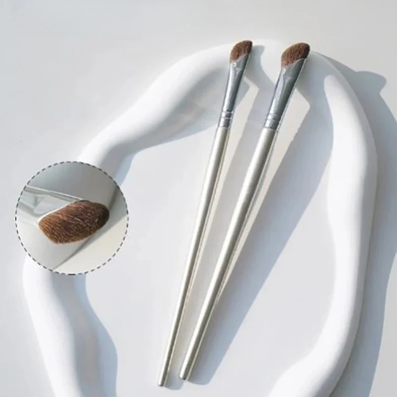 Sickle Shaped Nose Shadow Brush Soft Bristles for Daily Commute Quick Contouring Define Nose Bridge Worker Beauty Essential Tool
