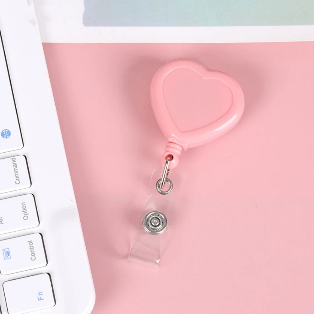 

Простой держатель для бейджа в форме сердца, легко тянущийся зажим с пряжкой, креативный зажим для удостоверения личности, кнопка для значка доктора, медсестры, учителя, зажим для катушки