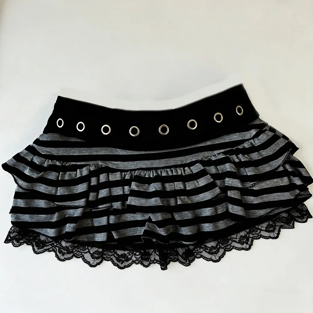 Gestreifter Kontrast-Minirock mit niedriger Taille, mehrlagiger Spitze und Ring-Dekoration, Y2K Punk Gothic Streetwear Club Party Mode Damenrock