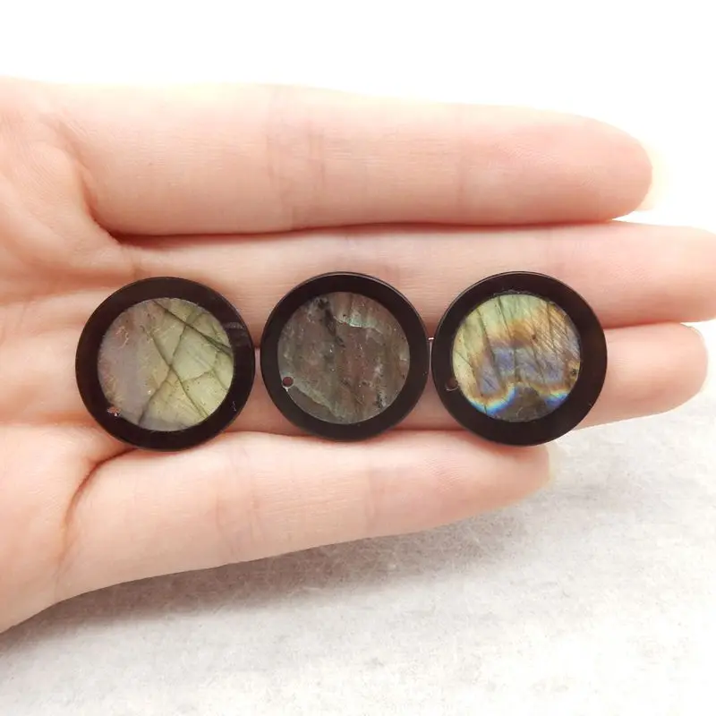 

Labradorite Round Gem Set with Iridescent Flash for Artisanal Jewelry & Statement Designs 20x20x3mm-6.6g