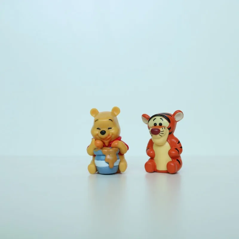 ชุดฟิกเกอร์หมีพูห์ ของสะสมอนิเมะ โมเดลของเล่นตกแต่งภายในรถยนต์ โต๊ะทำงาน ของตกแต่งจิ๋วสุดน่ารัก