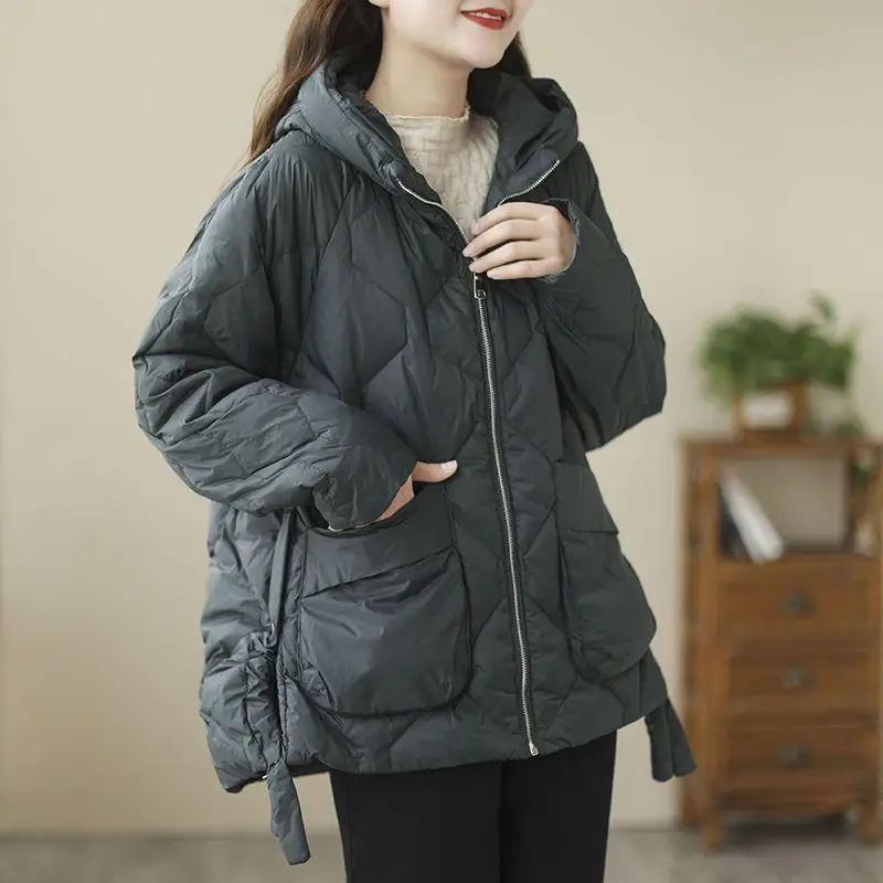 Weiße Daunen-Pufferjacke mit großen Taschen, Kapuze, verdickt, lässiger Stil, Damenmantel, warme, flauschige, gesteppte Oberbekleidung