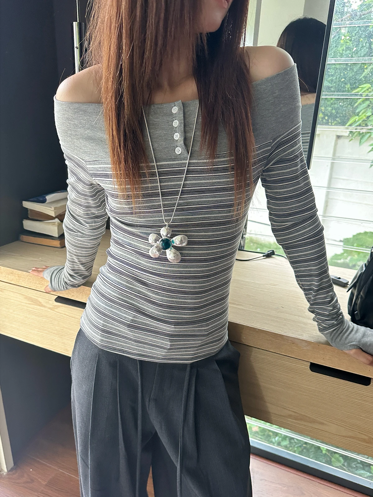 

Gogo Burn American Retro Striped oulder Bared Long Sve T irt Women's Slimming Design Top for Autumn 2025 Commute Sle