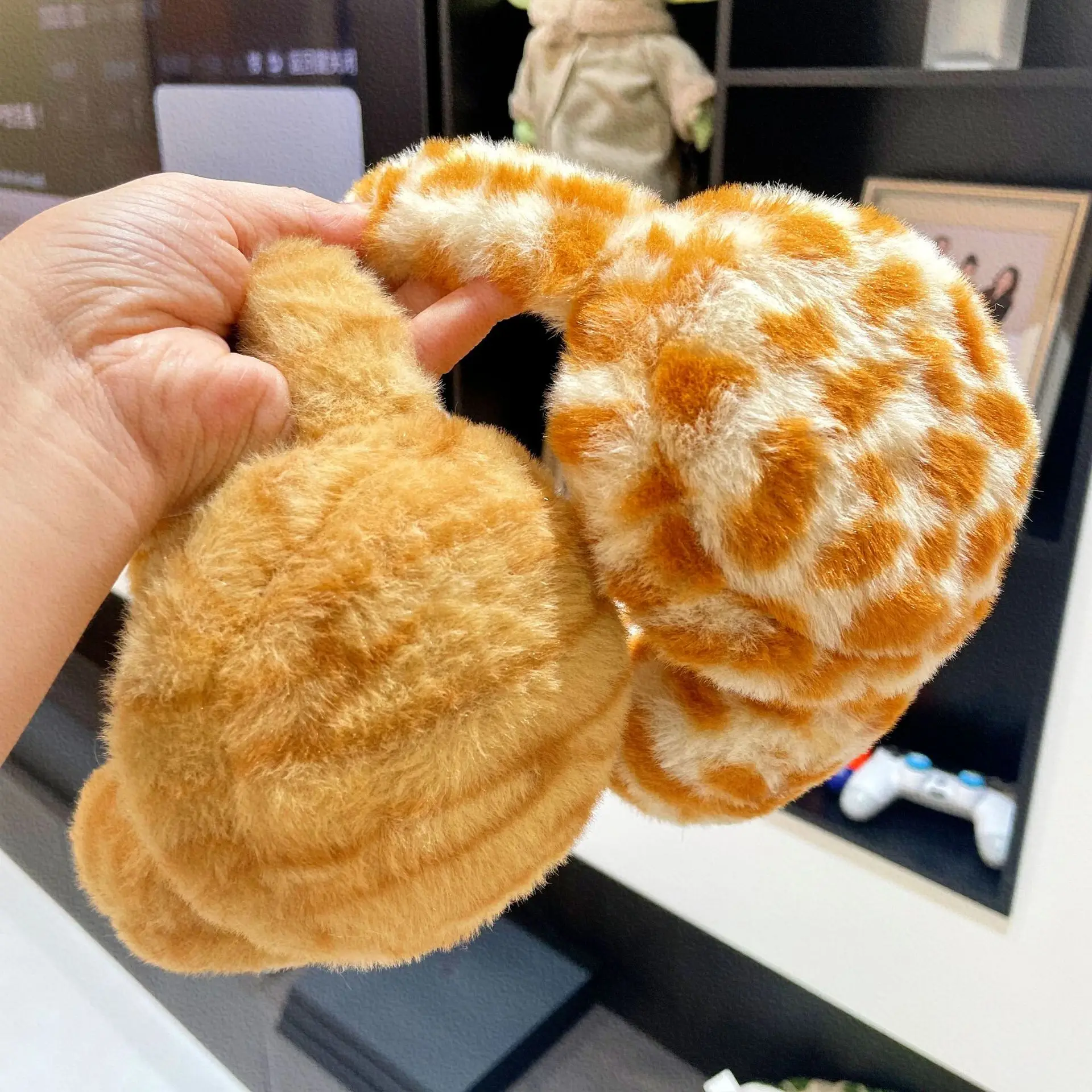 Anjj New Mature Style Errmuffs Fashion Elegant Temperament Leopard Print Foldable Woman Earmuffs Winter Warm Windproof