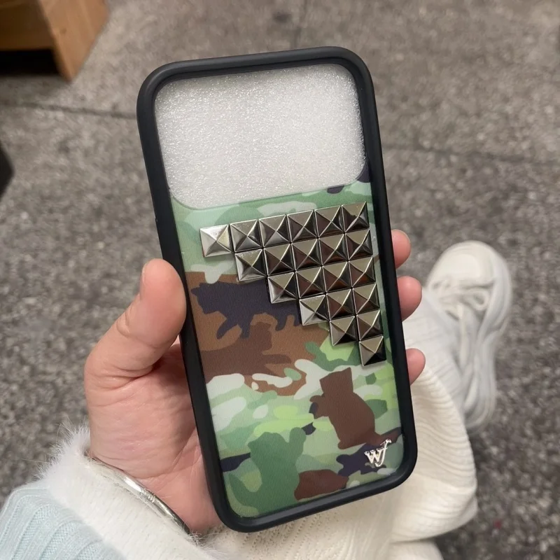 Etui na telefon z motywem dzikich kwiatów, srebrnymi nitami i wzorem kamuflażu, dla iPhone 18 17 16 15 14 13 12 Pro Max Plus, z kreskówkowym kotem i nitami. — zdjęcie produktu 4