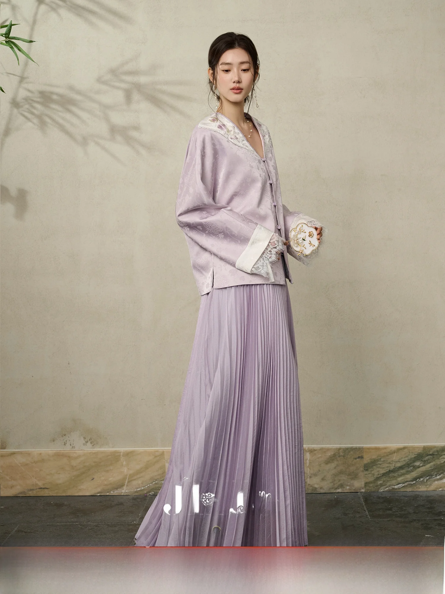 

New Chinese Sle V-Ne Jaet Ele Faionable Spring Wear Polyester Fiber Long Sve Plant Floral Pattern Women's Coat