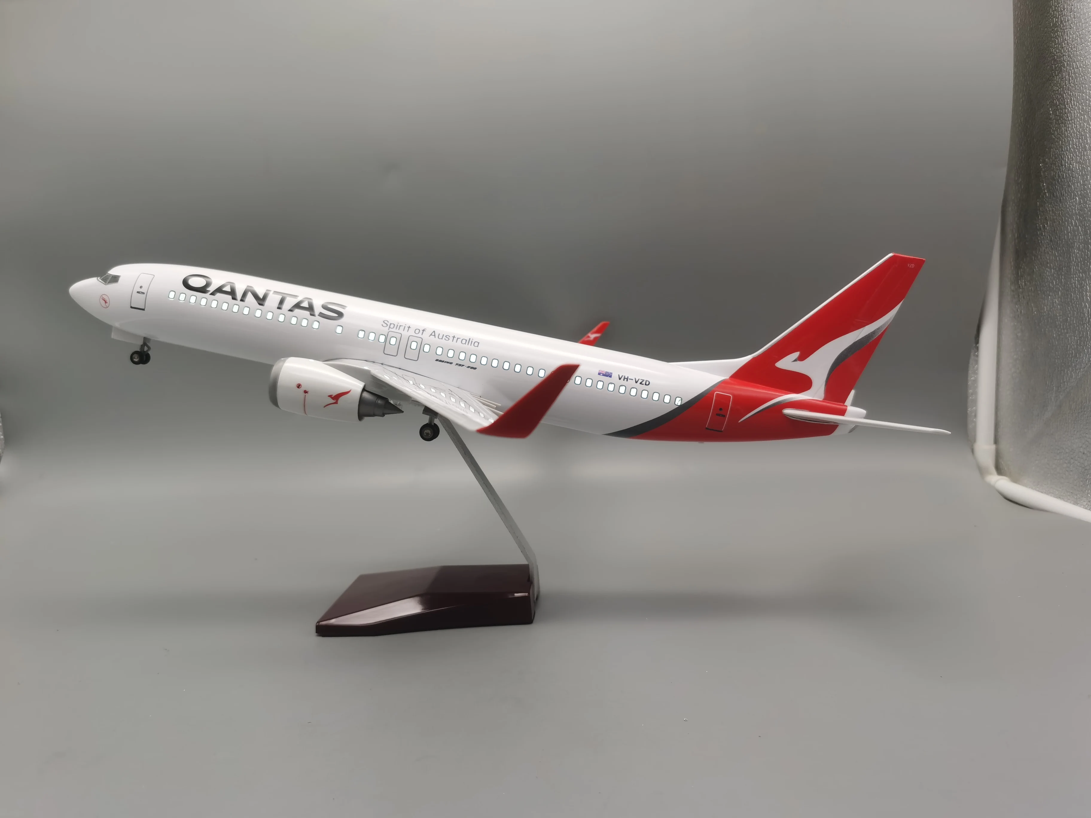 Diecast Resin Model Plane 47cm 1/80 Scale B737 Australia Qantas Airlines Plane Model Airplane With Light Toys Collection Display