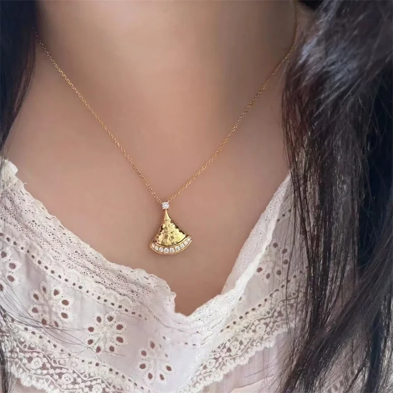 

AU750 gold women's necklace, fashionable temperament 18K gold crushed ice diamond inlaid small skirt pendant collarbone chain